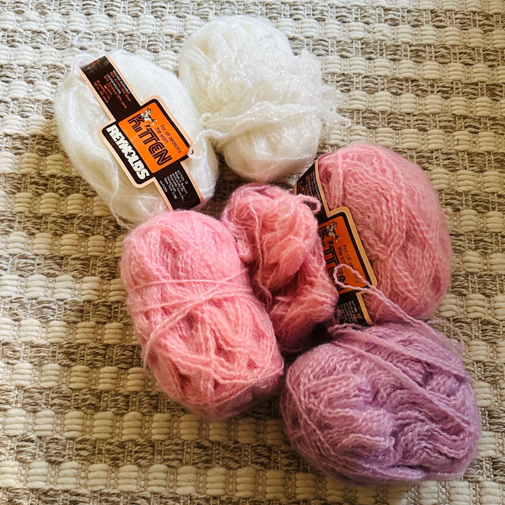 🧶 Bundle of 5.5 Yarn Skeins, Pinks & Whites‎